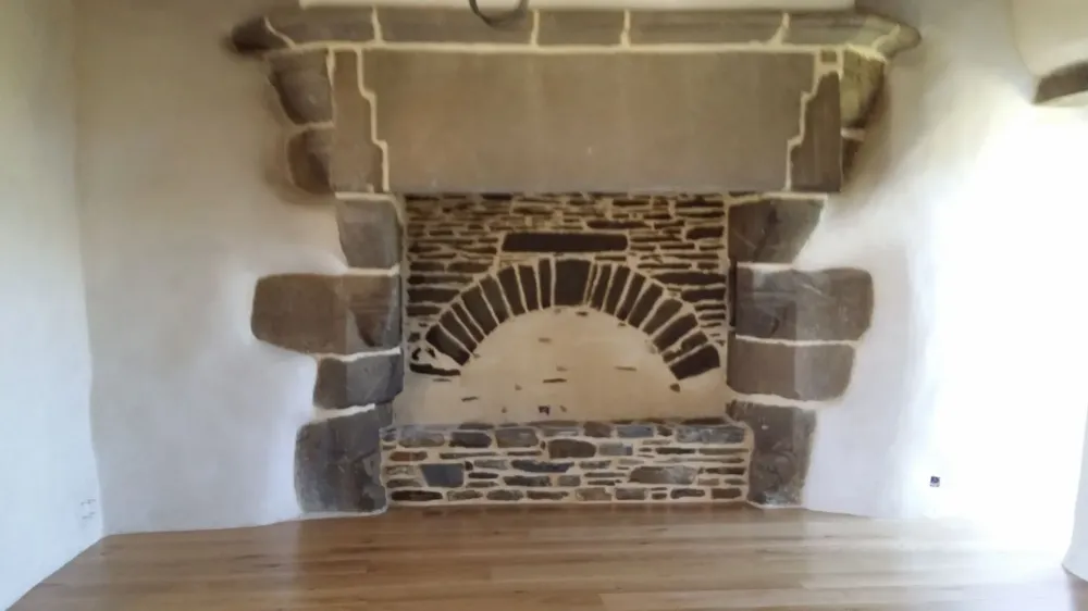 Cheminée en pierre à Plougonven